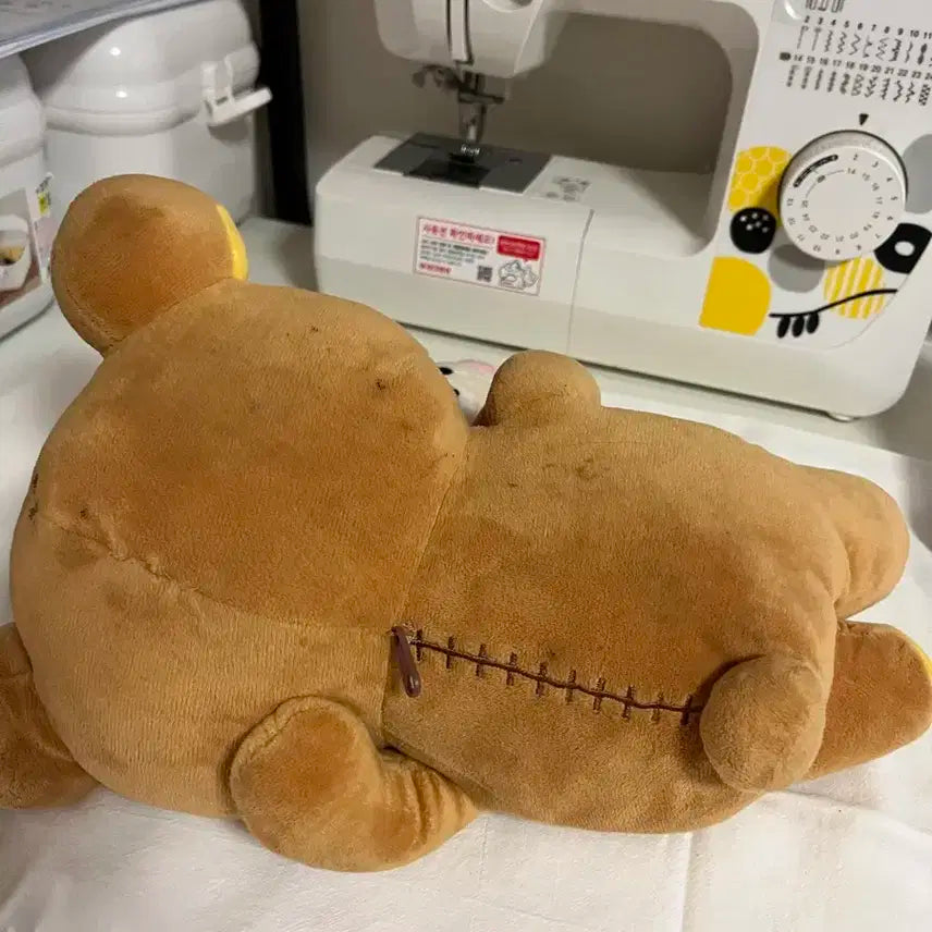 누워 있는 고전 빈티지 리락쿠마 인형