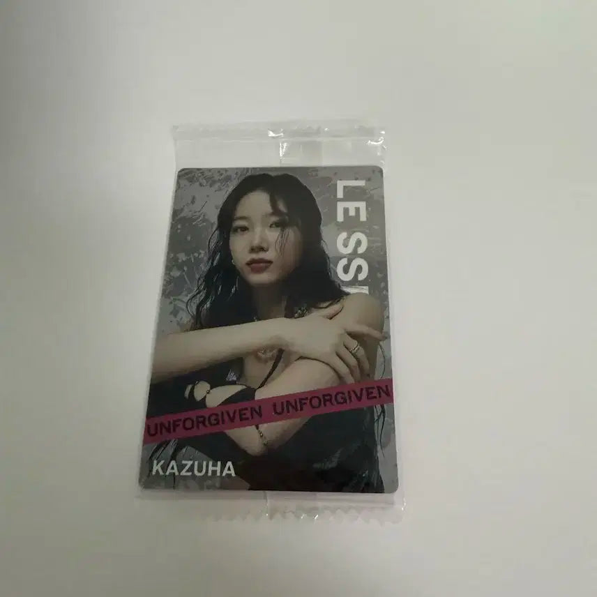 르세라핌 카즈하 언포기븐 웨하스카드 포카 판매합니다.