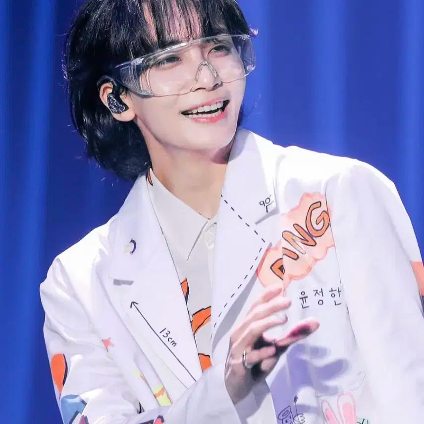 This man 위버스 럭드