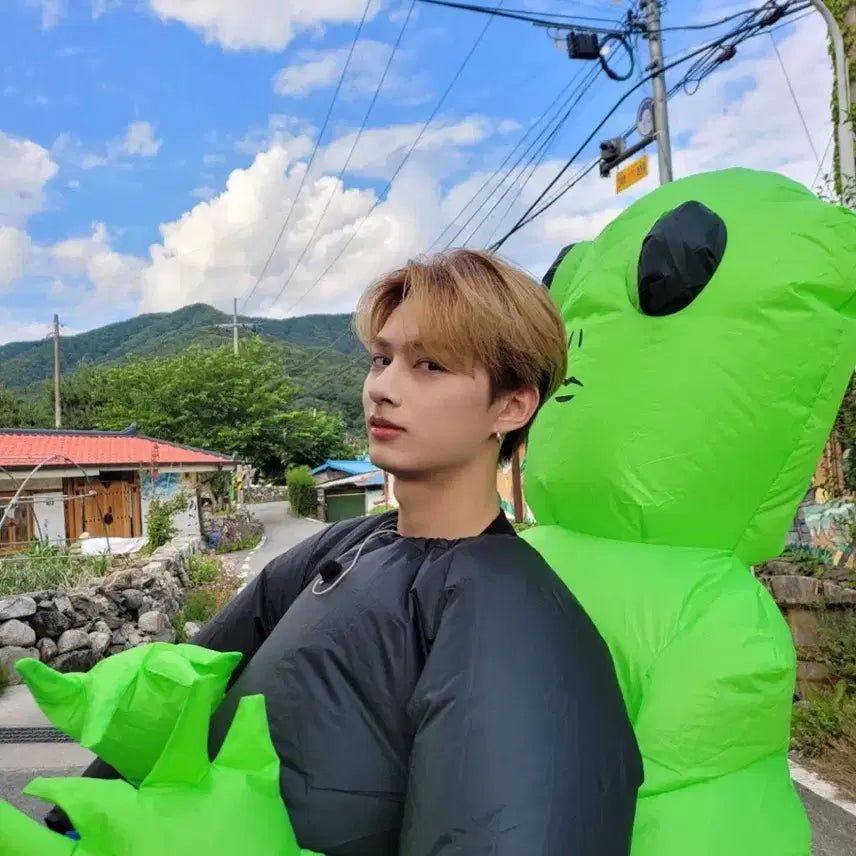 This man 위버스 럭드