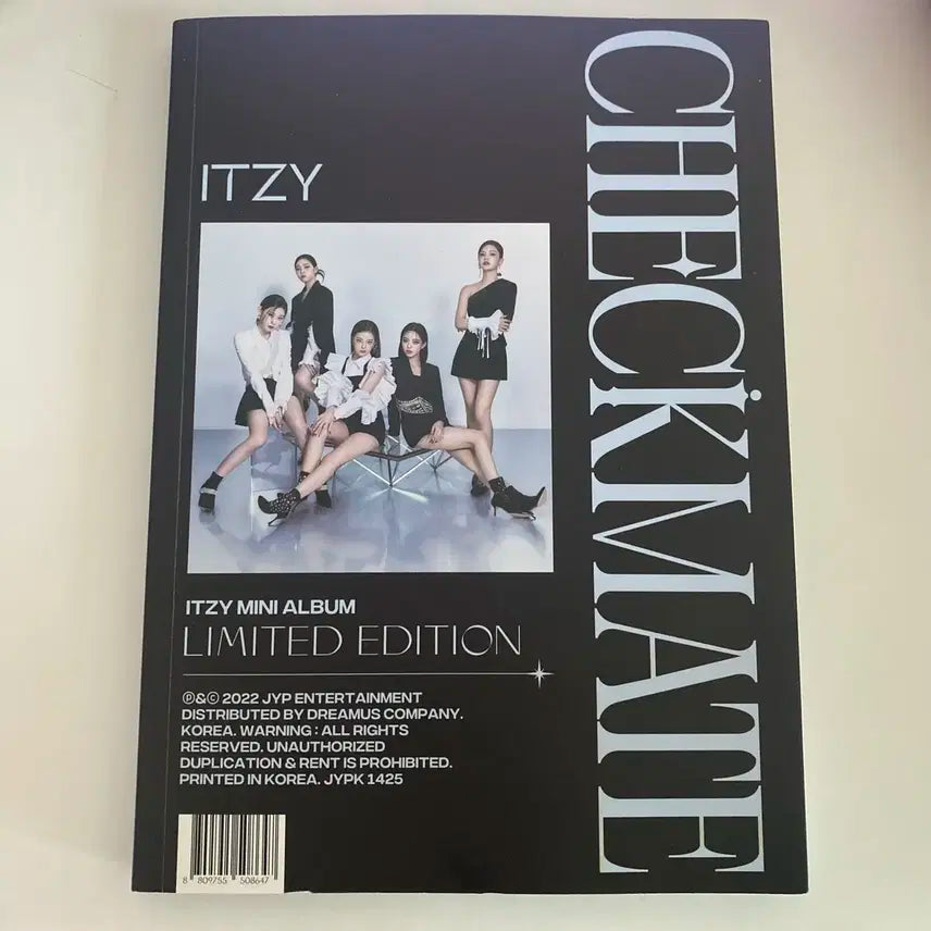ITZY checkmate sneakers 미니앨범