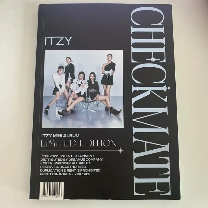 ITZY checkmate sneakers 미니앨범