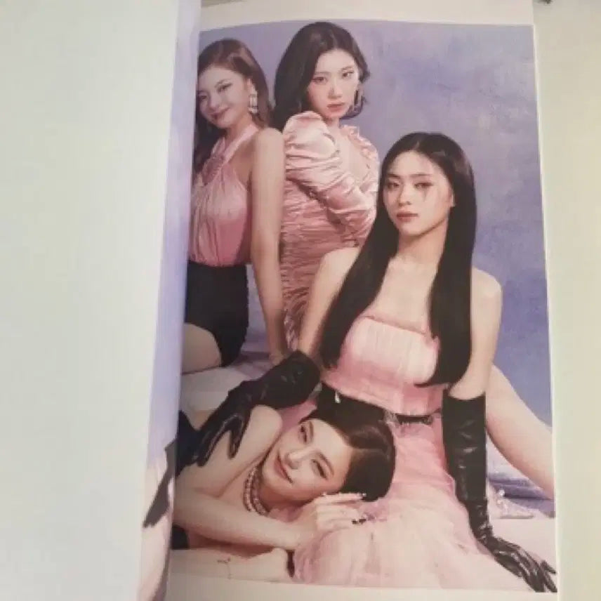 ITZY checkmate sneakers 미니앨범