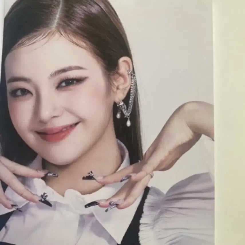 ITZY checkmate sneakers 미니앨범