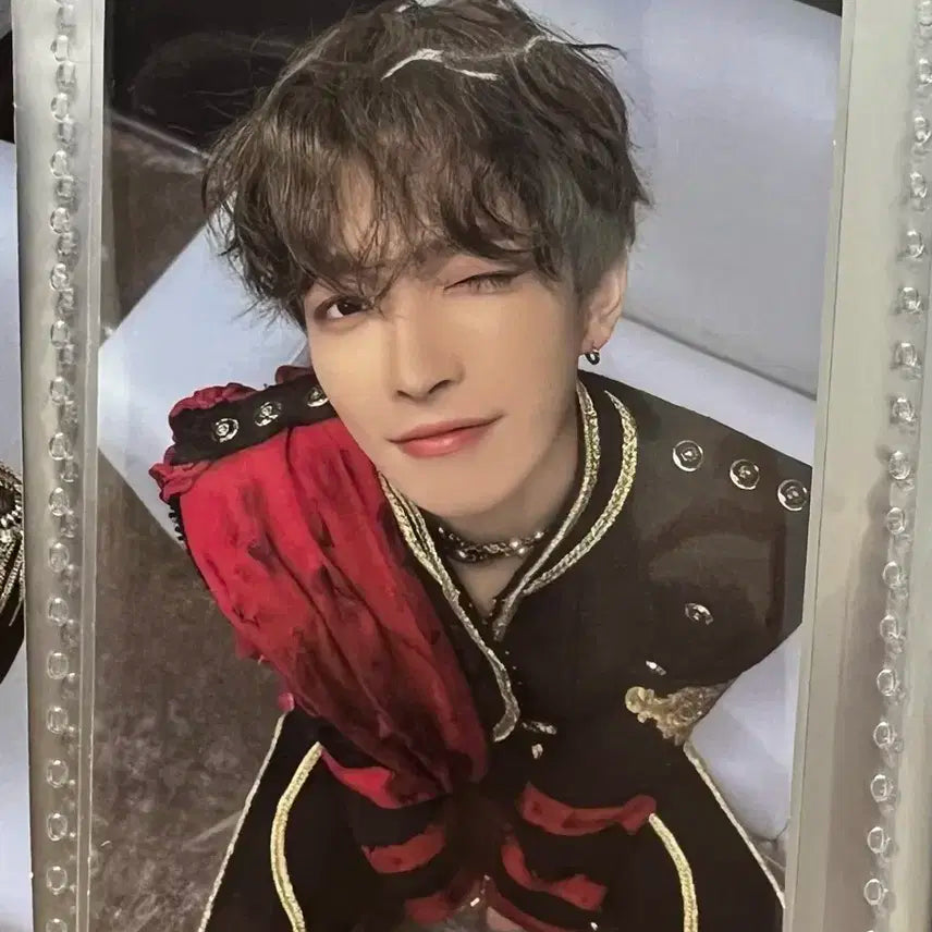 에이티즈 홍중 미친폼 윙크 포카