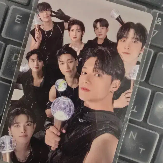에이티즈 에이티니응원봉 단체 포카