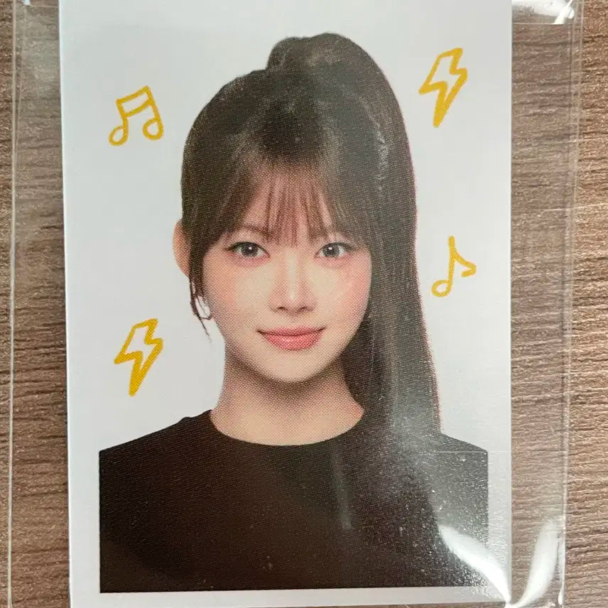 맘스터치 르세라핌 증명사진 홍은채
