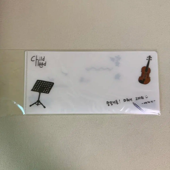 루시 차일드후드 티켓홀더