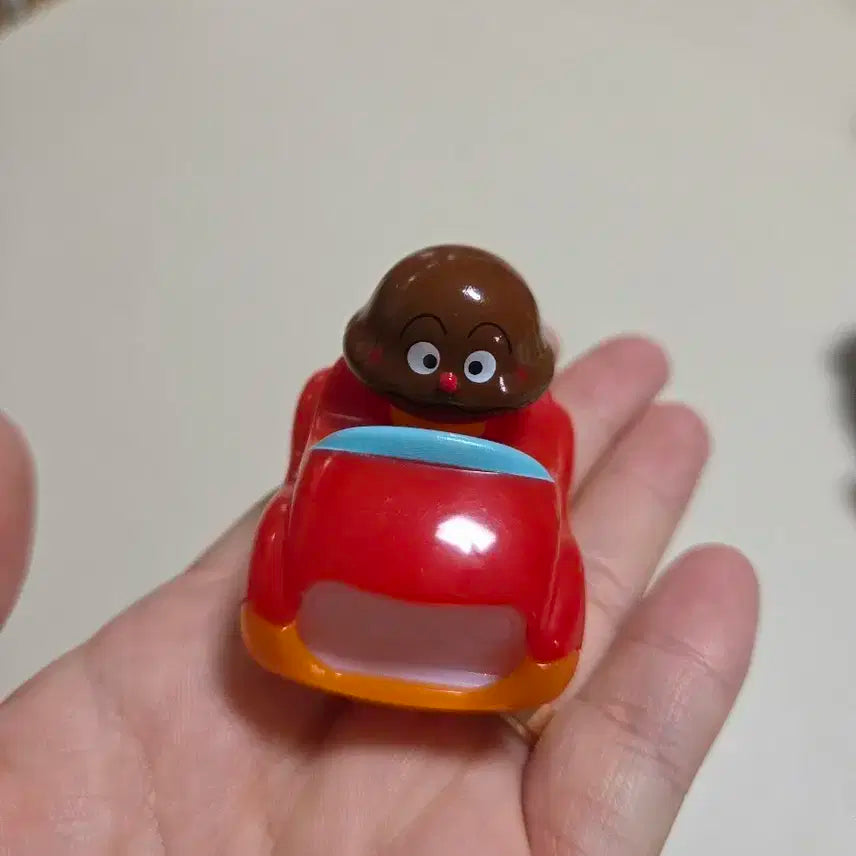 호빵맨 카레빵맨 자동차 피규어 판매합니다. 호빵맨가챠 카레빵맨가챠