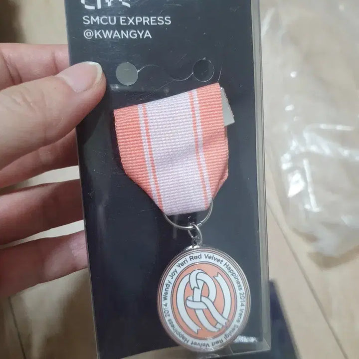 레드벨벳 아이린 SMCU 엠블럼 배지