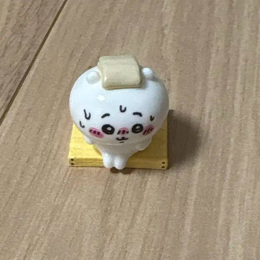 버터얹은 흰색 캐릭터 피규어