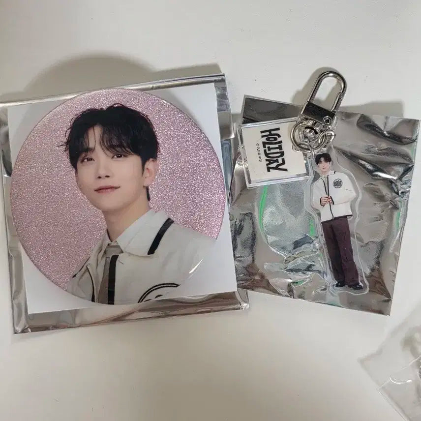 세븐틴 홀리데이 조슈아 럭드 세트 (뱃지+아크릴키링가챠)