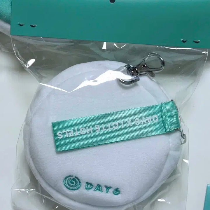 데이식스 롯데호텔 10주년 콜라보 파우치+포토카드 성진 영케이 원필 도운