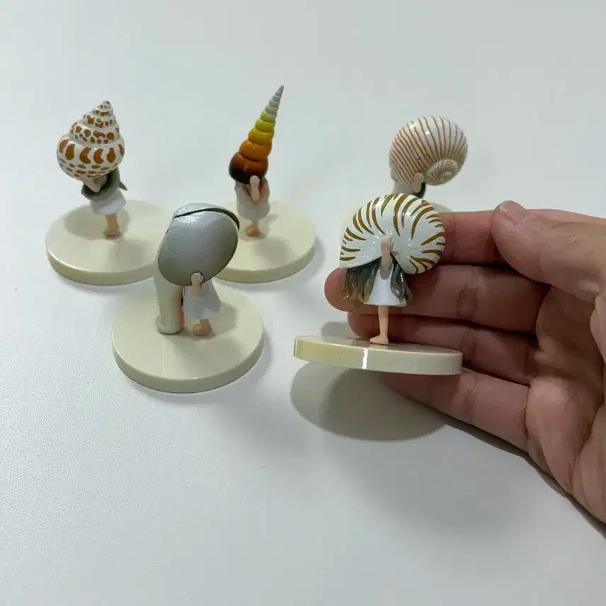 조개껍데기를 쓴 소녀 가챠 피규어