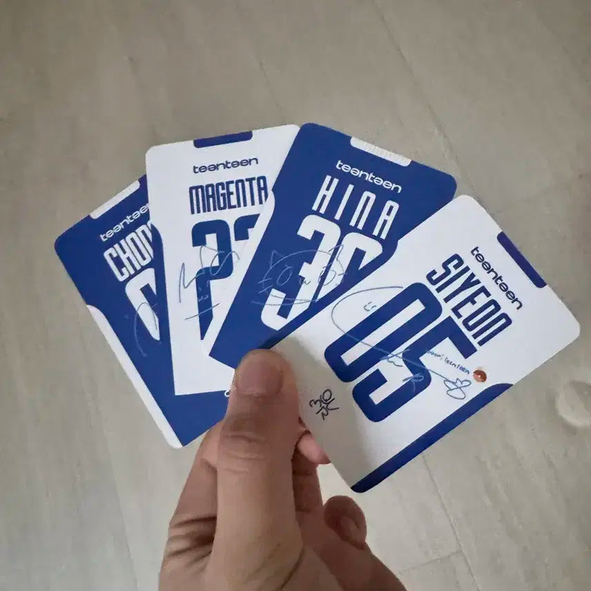 QWER 우리틴틴 한정판 굿즈