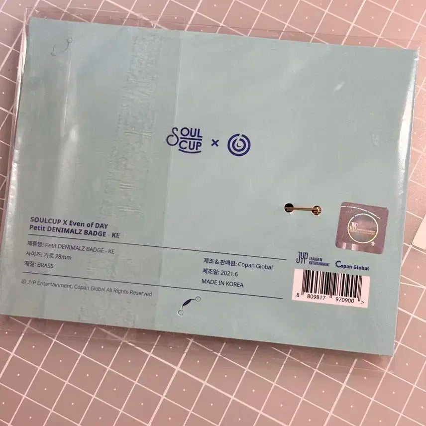 데이식스 영케이 소울컵 뱃지 + 이오데 콜렉트북