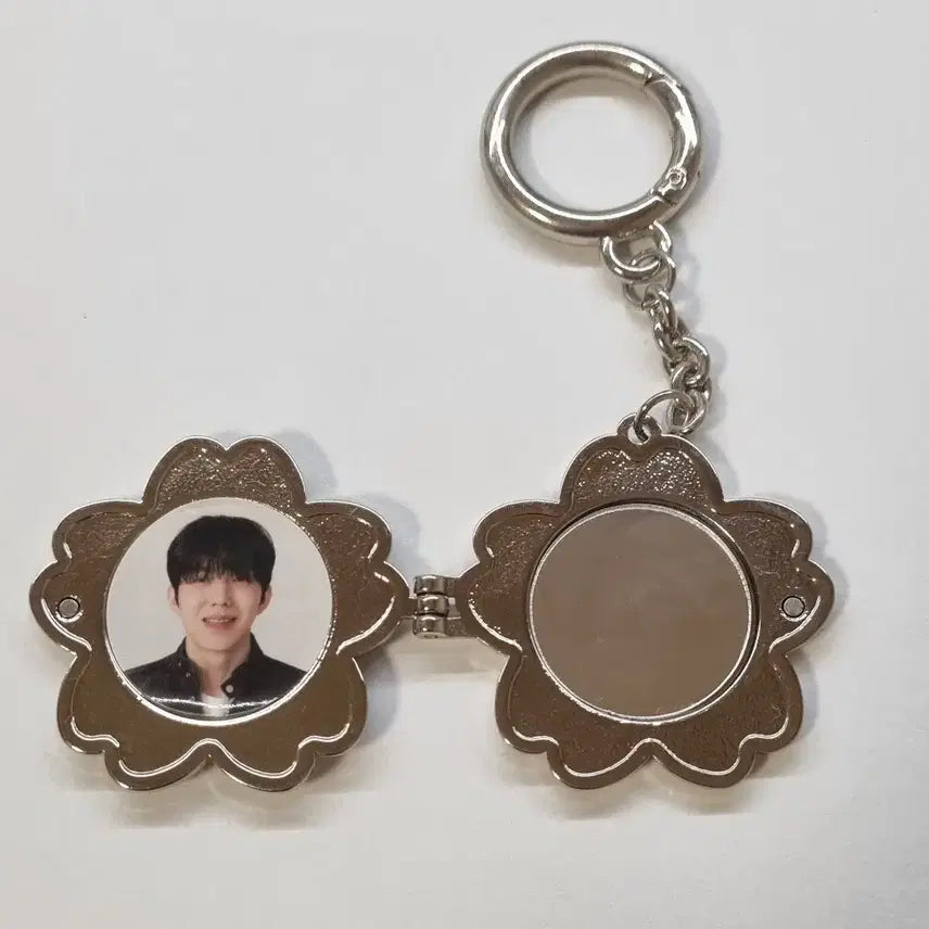 데이식스 앙콘 도운 로켓 펜던트 팔아요(증사 제외)