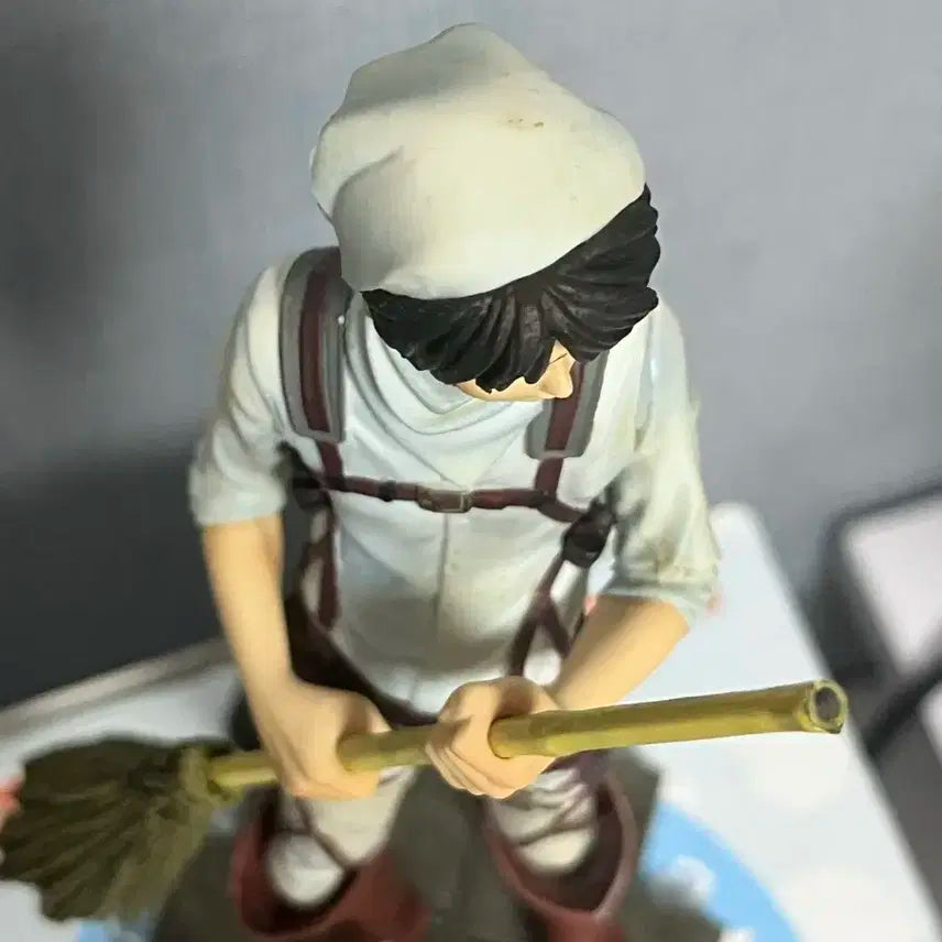 진격의 거인 에렌 예거 청소 피규어