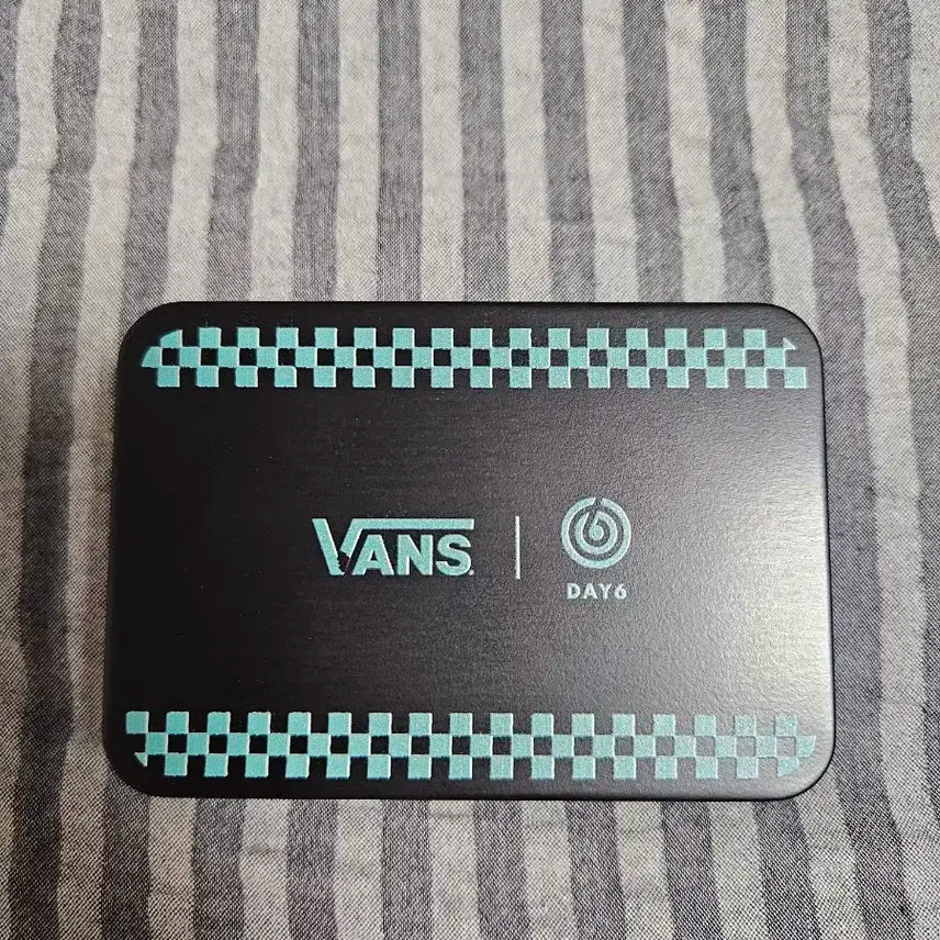 VANS X DAY6 굿즈 풀세트 (틴케이스+키링+포카)