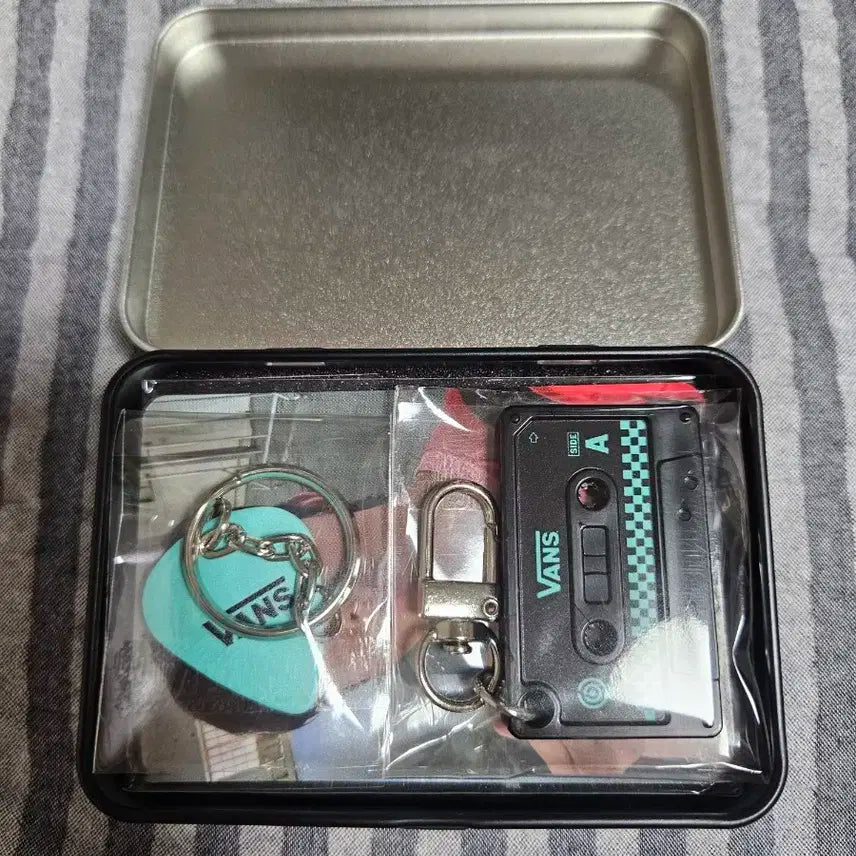 VANS X DAY6 굿즈 풀세트 (틴케이스+키링+포카)