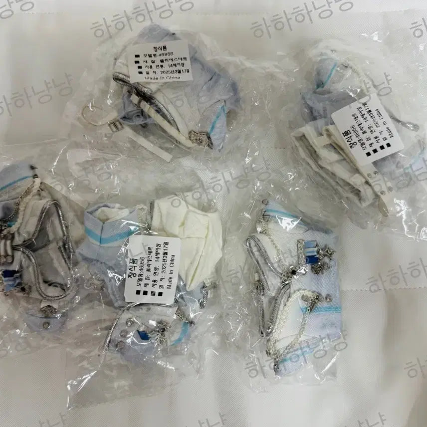 플레이브 10cm 인형 옷 흰색제복 미개봉 원가 이하 판매합니다.