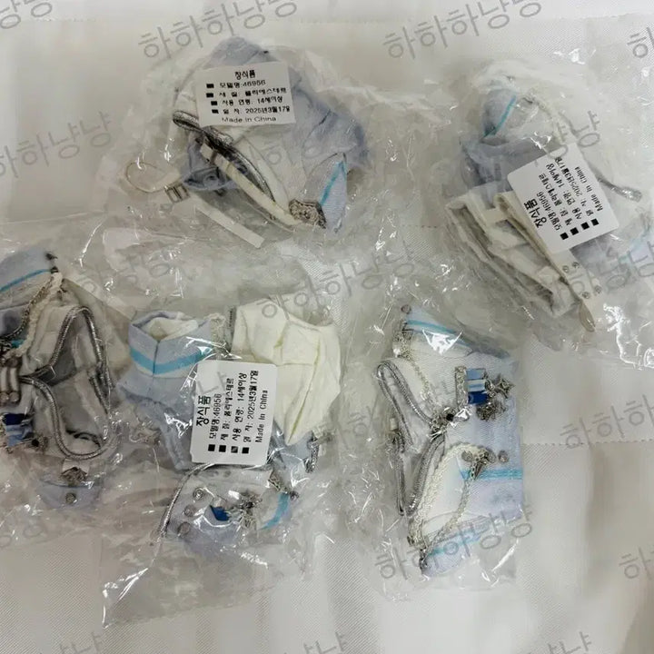 플레이브 10cm 인형 옷 흰색제복 미개봉 원가 이하 판매합니다.