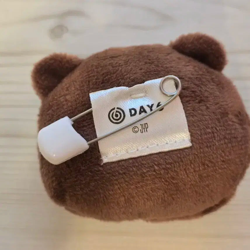 데이식스 일본 데니멀즈 방 뱃지