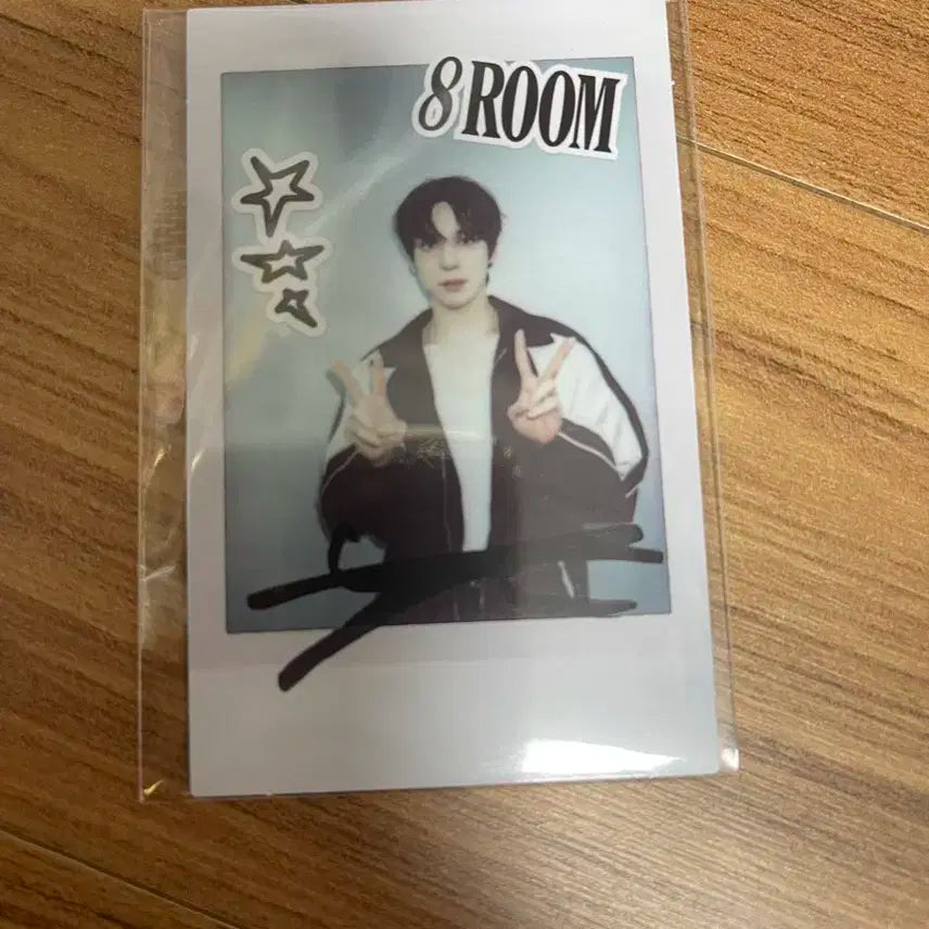 에이티즈 8ROOM 팝업 사인 프린트 폴라로이드 윤호