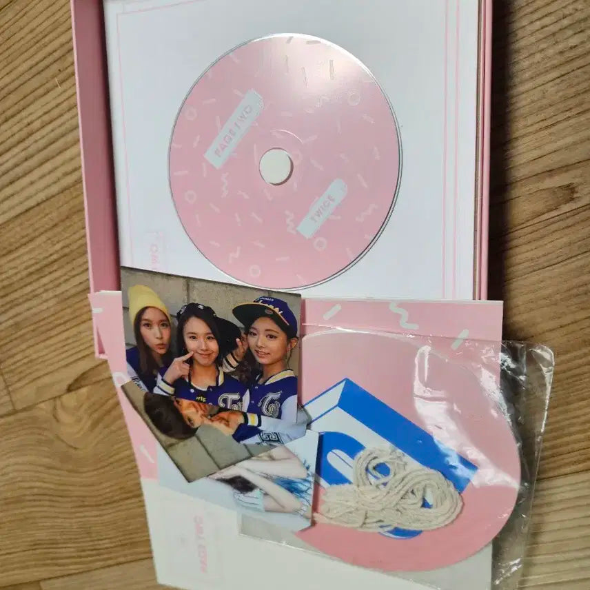 트와이스 page two 포카포함 앨범 판매합니다.