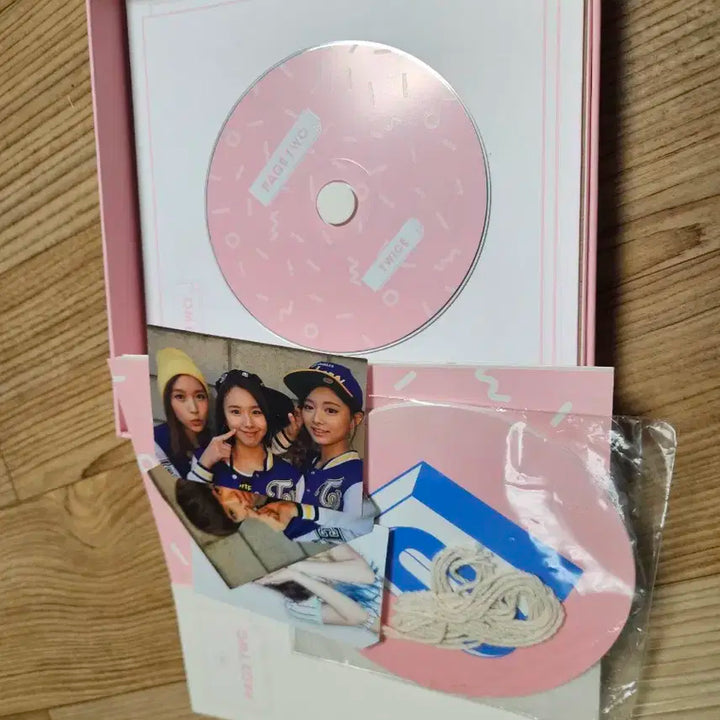 트와이스 page two 포카포함 앨범 판매합니다.