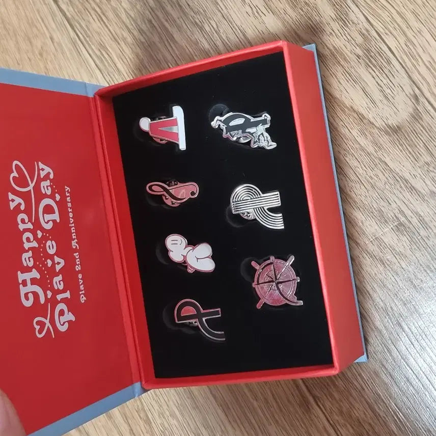 플레이브 2주년 팝업 뱃지 원가이하 양도합니다.