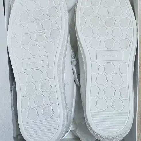 몽클레어 스니커즈 42 판매합니다