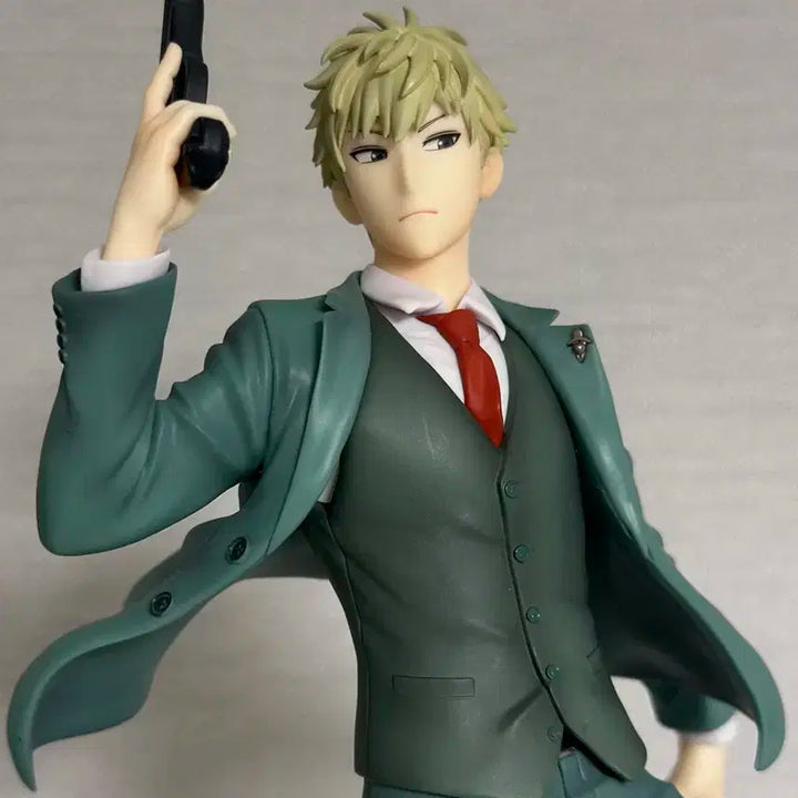 스파이 패밀리 로이드 포저 피규어