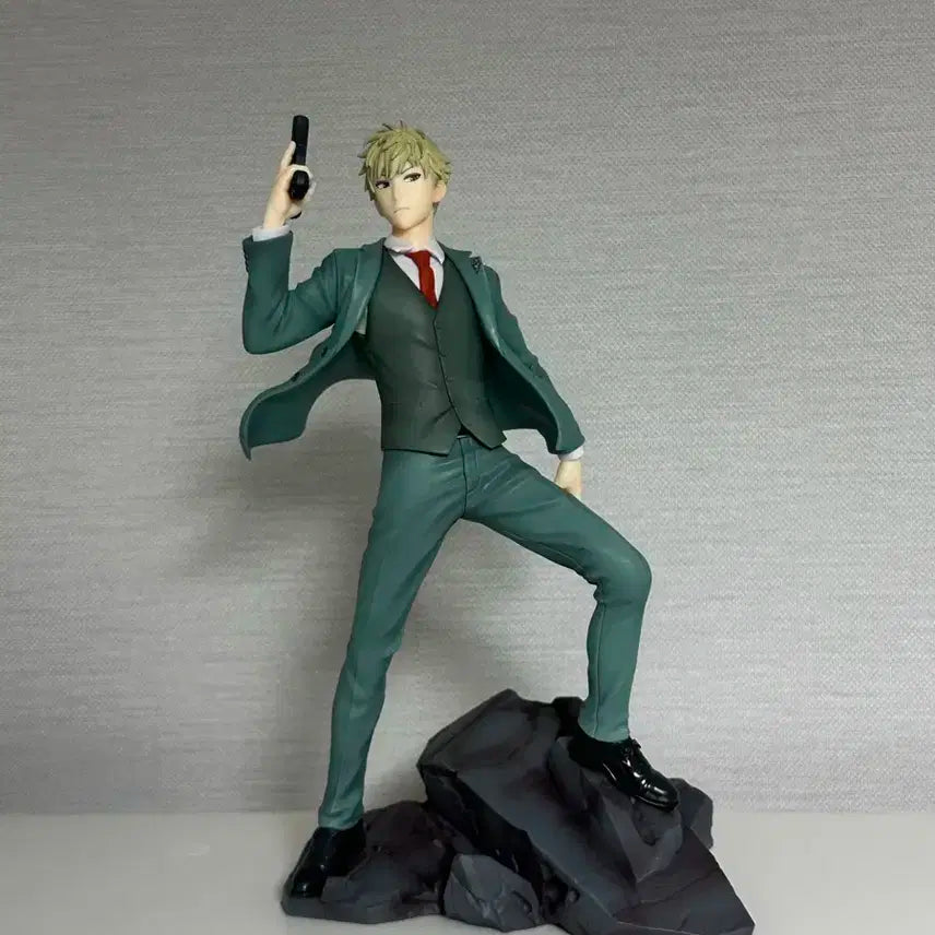 스파이 패밀리 로이드 포저 피규어