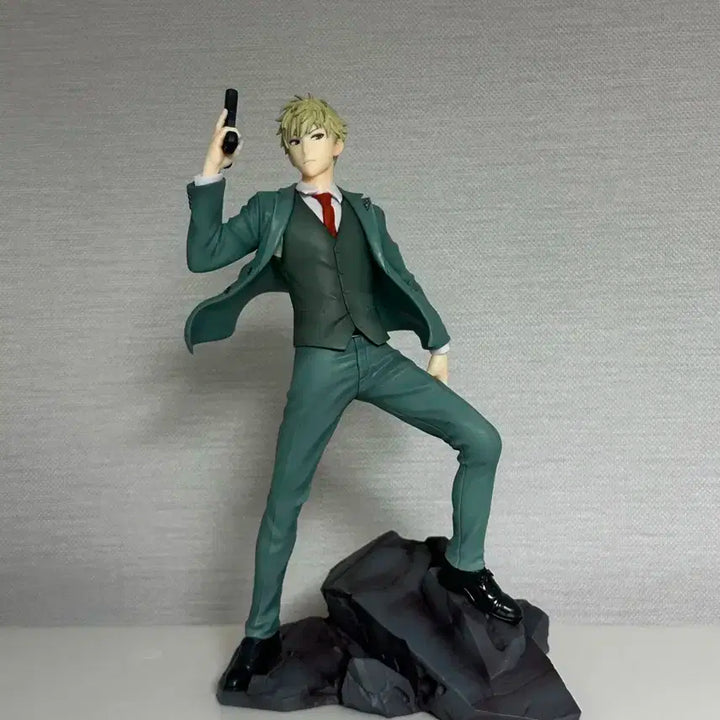 스파이 패밀리 로이드 포저 피규어