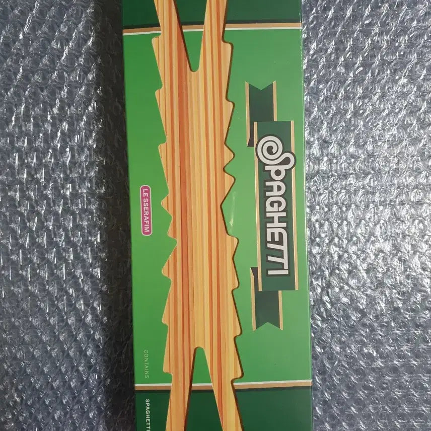 르세라핌 스파게티 미개봉앨범 3종과 마그네틱 북마크 5종