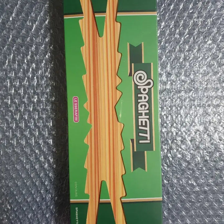 르세라핌 스파게티 미개봉앨범 3종과 마그네틱 북마크 5종