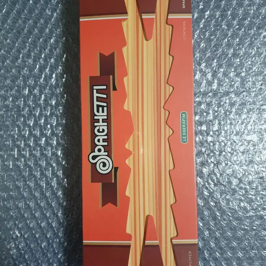 르세라핌 스파게티 미개봉앨범 3종과 마그네틱 북마크 5종