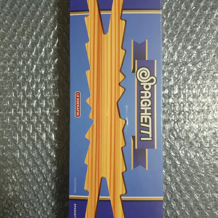 르세라핌 스파게티 미개봉앨범 3종과 마그네틱 북마크 5종