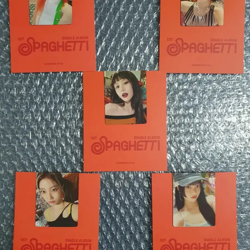 르세라핌 스파게티 미개봉앨범 3종과 마그네틱 북마크 5종