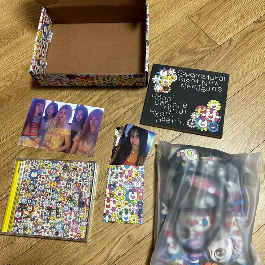 뉴진스 Supernatural 앨범 + 무라카미 콜라보 굿즈