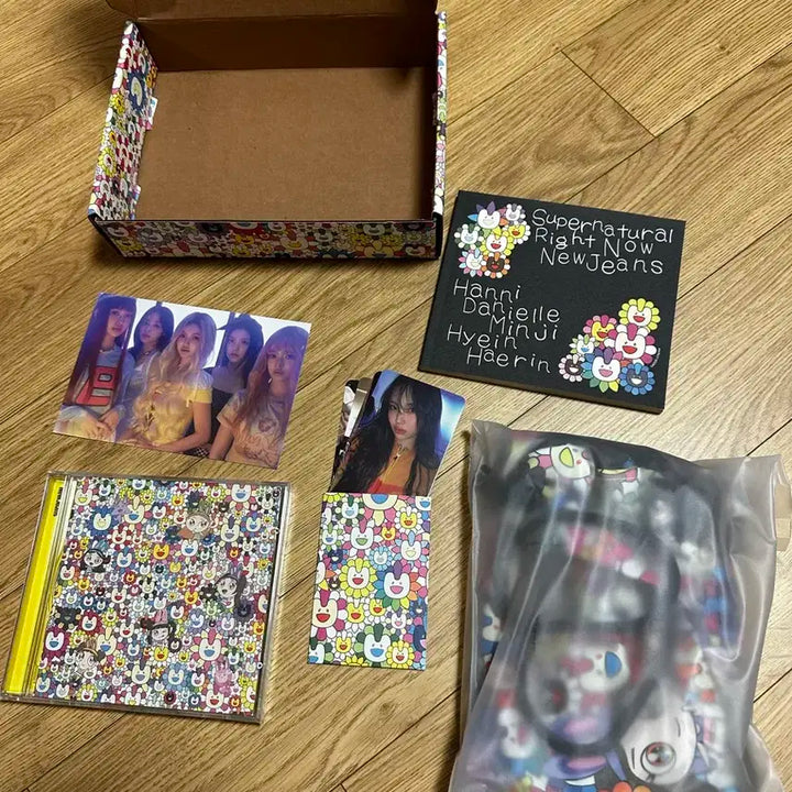뉴진스 Supernatural 앨범 + 무라카미 콜라보 굿즈
