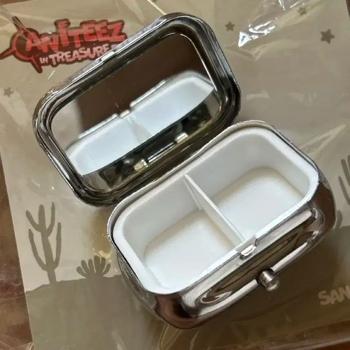 애니티즈 트레져 틴케이스 산덕이