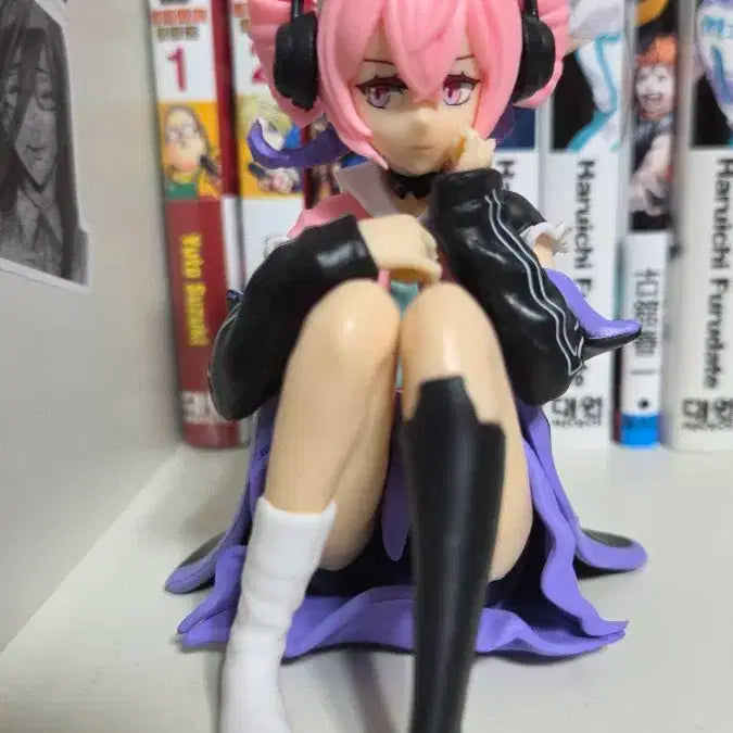 핑크 머리 헤드폰 캐릭터 피규어