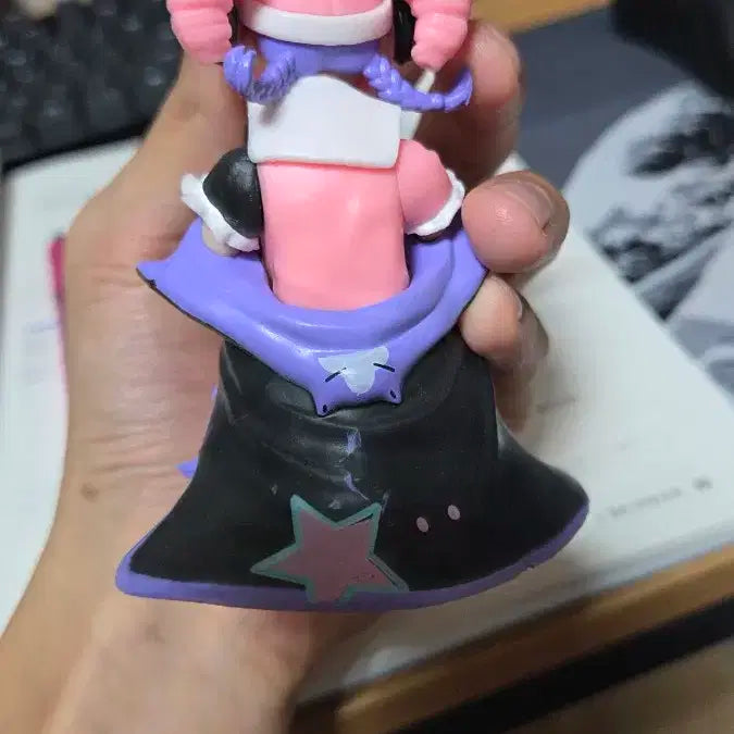 핑크 머리 헤드폰 캐릭터 피규어