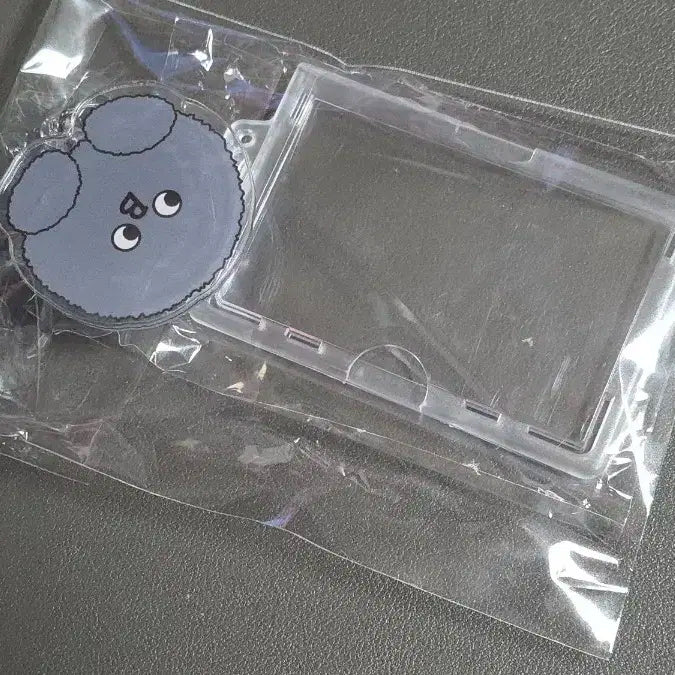 QWER 2주년 팝업 바위게사원증