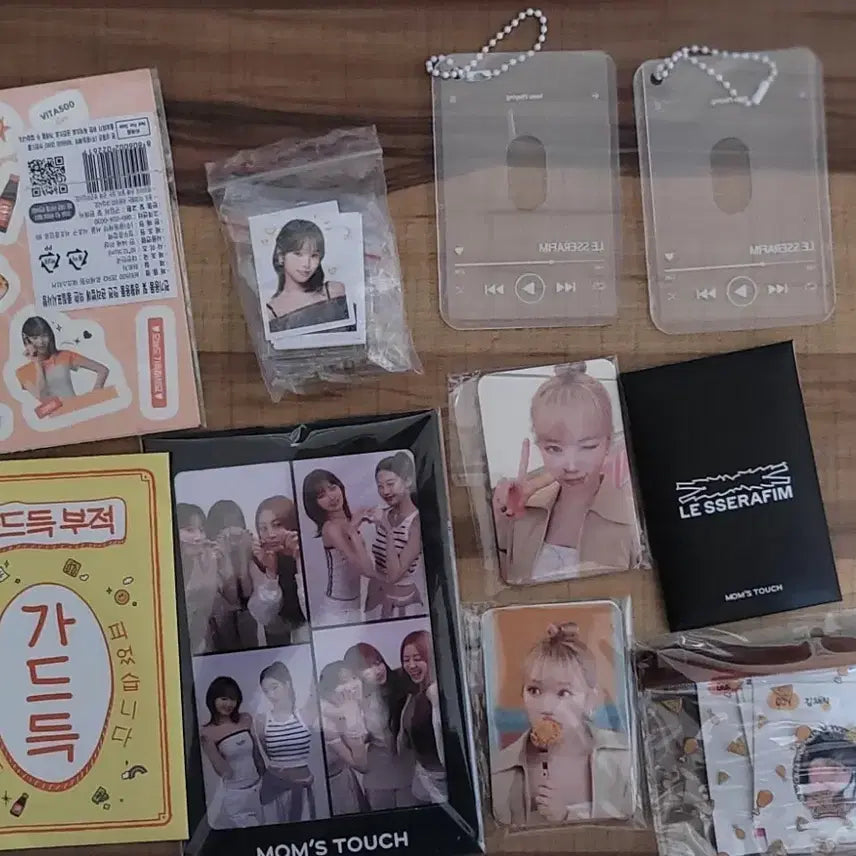 르세라핌 굿즈 일괄 판매합니다(포토카드 스티커 띠부씰 등등)