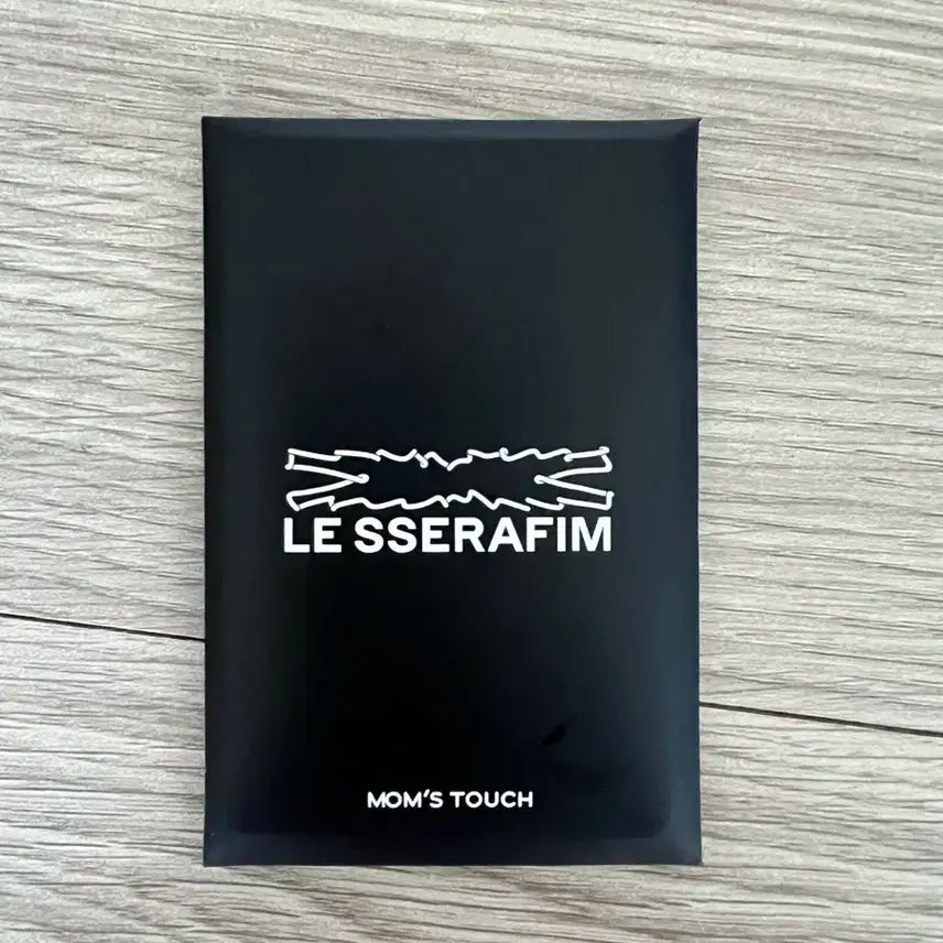 르세라핌 맘스터치 포카