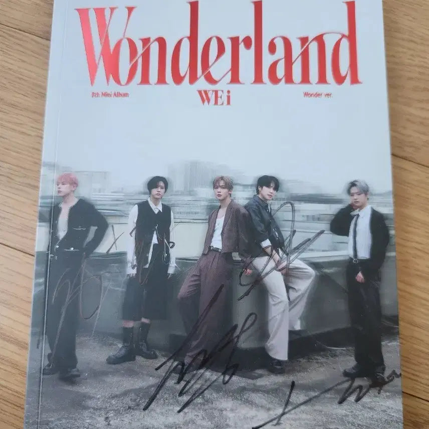 위아이 WEI Wonderland 친필 사인 앨범