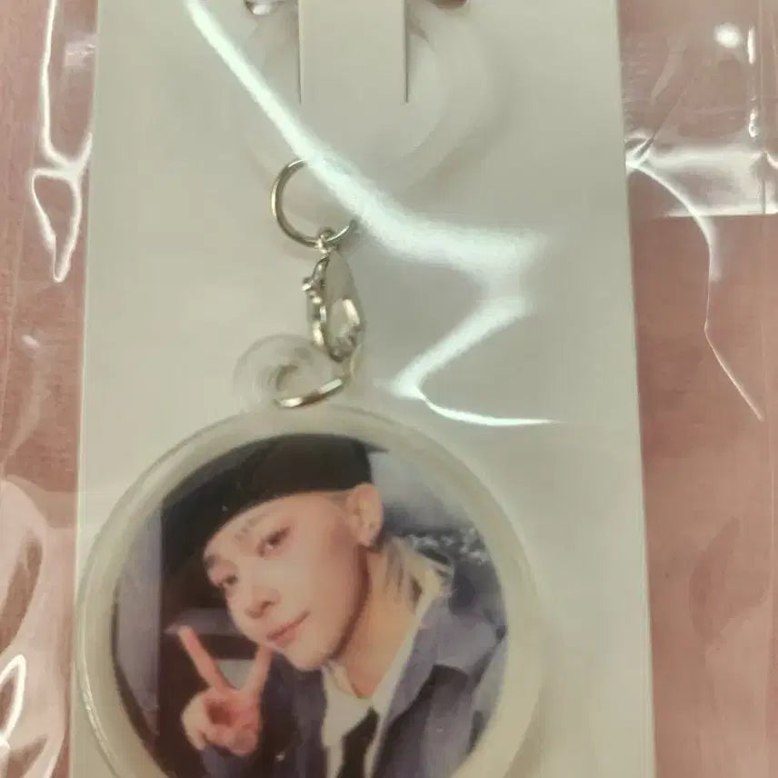 앤팀 백투라 니콜라스 위버스 키링 양도